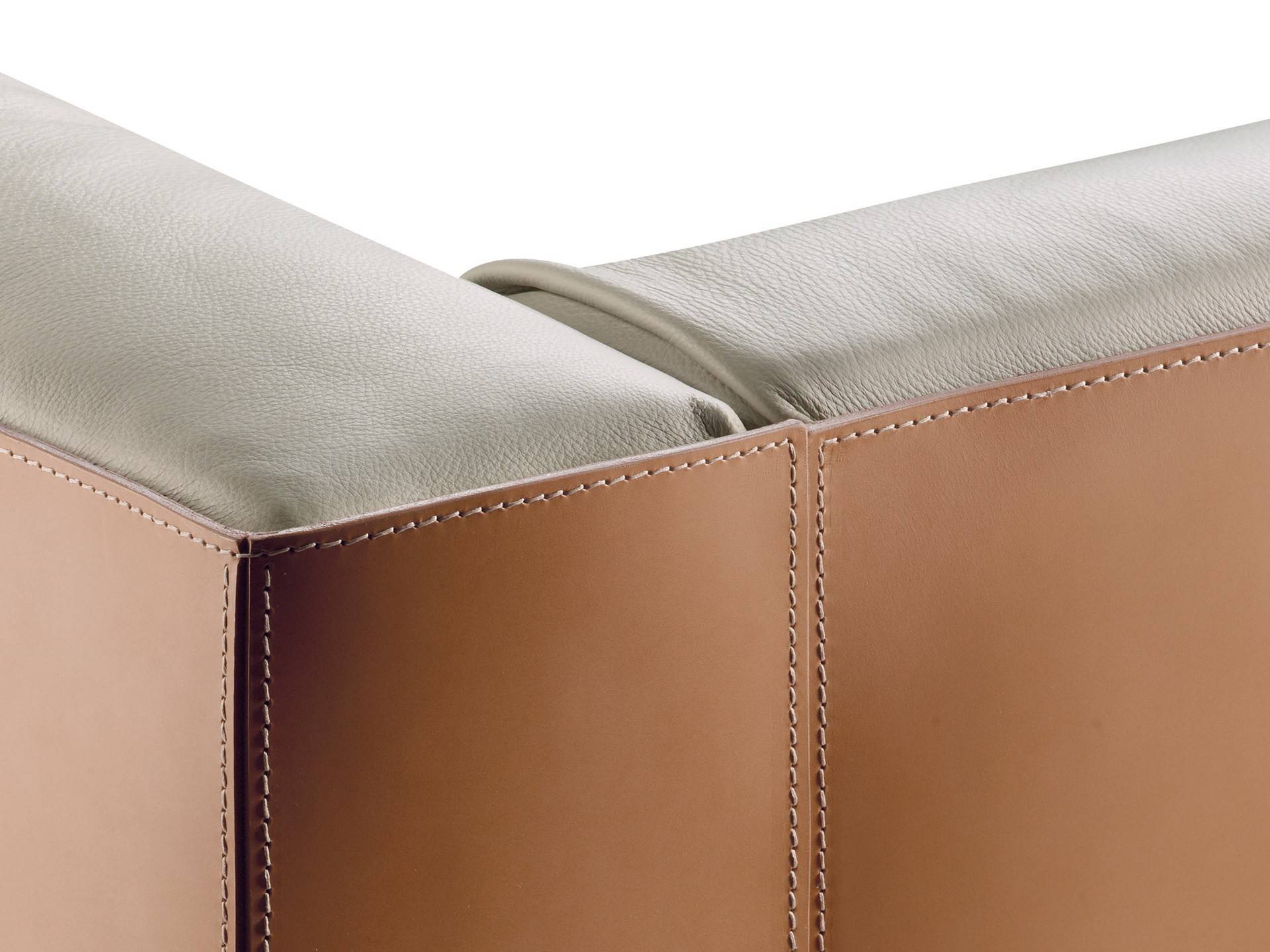 Canapé BOSFORO par Poltrona Frau chez Arrivetz Lyon