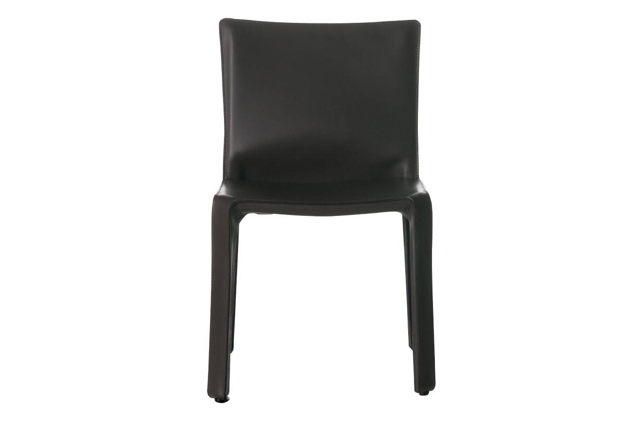 Petit fauteuil luxe sans ostentation CAB en magasin à Lyon