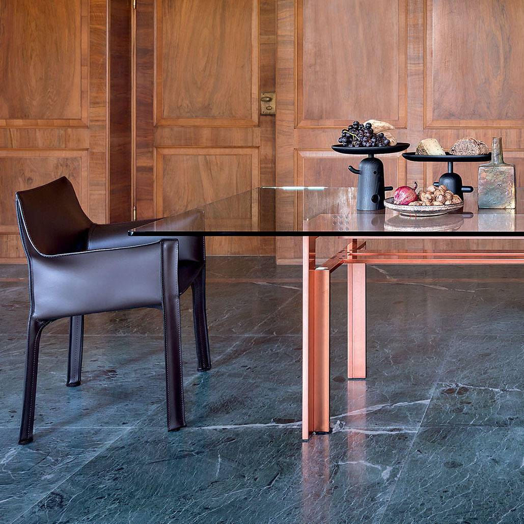 Petit fauteuil luxe sans ostentation CAB en magasin à Lyon