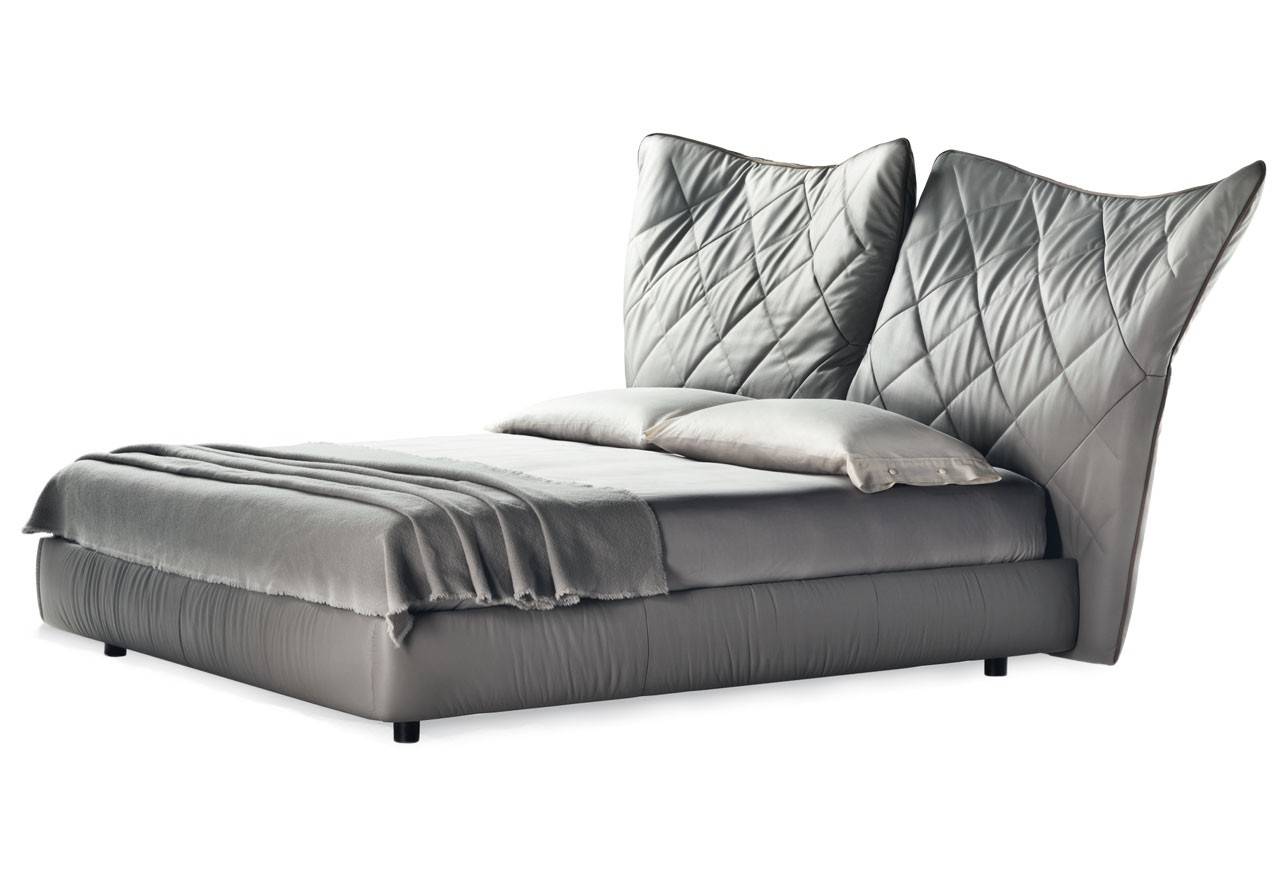 Lelit : Lit design flexible en cuir par Paola Navone chez Arrivetz Lyon