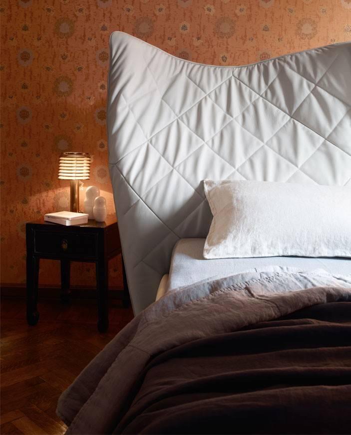 Lelit : Lit design flexible en cuir par Paola Navone chez Arrivetz Lyon