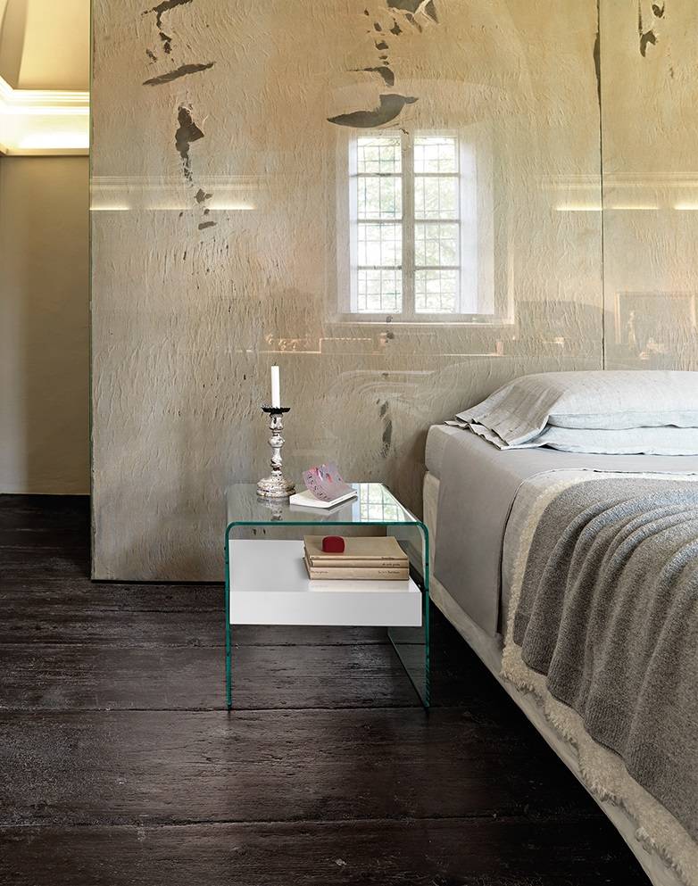 Table de Chevet en Verre Cintré chez Arrivetz Lyon : Design et Élégance