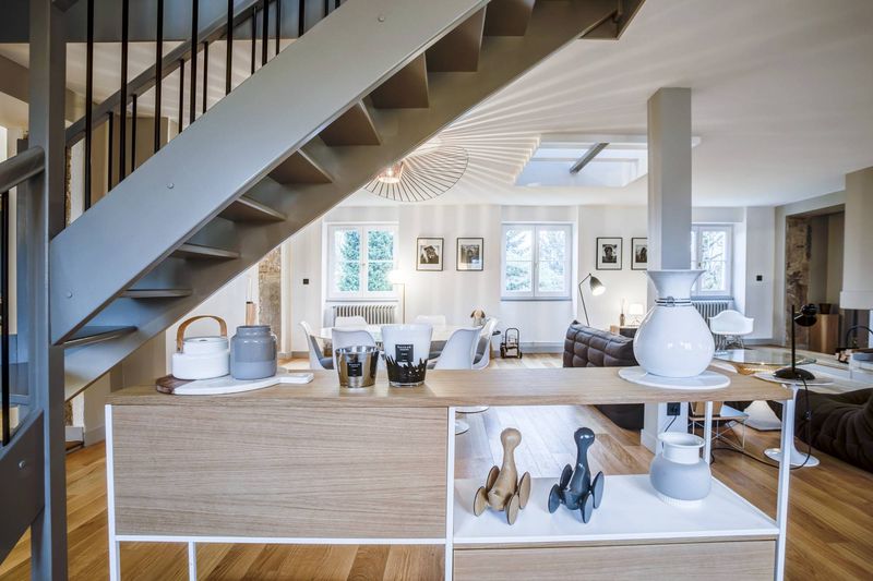 Appartement Duplex à Lyon Meublé par Arrivetz – Design Vitra, Knoll et Flos