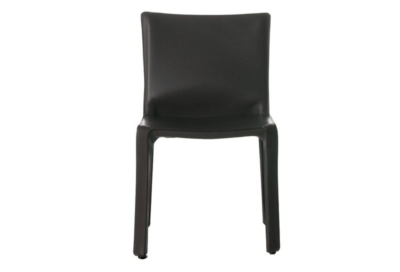 Petit fauteuil luxe sans ostentation CAB en magasin à Lyon