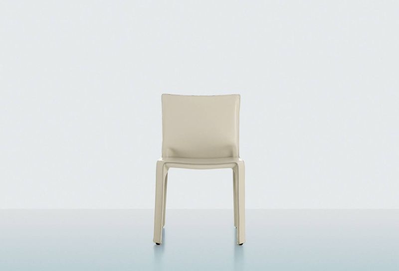 Petit fauteuil luxe sans ostentation CAB en magasin à Lyon