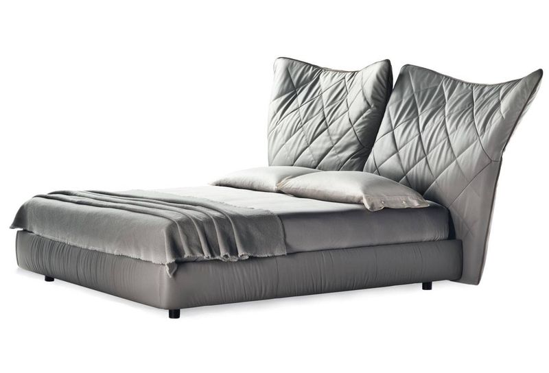 Lelit : Lit design flexible en cuir par Paola Navone chez Arrivetz Lyon
