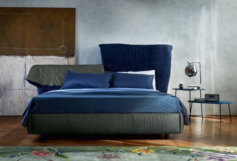 Lelit : Lit design flexible en cuir par Paola Navone chez Arrivetz Lyon
