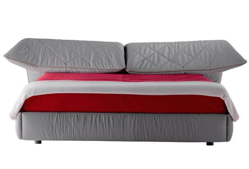 Lelit : Lit design flexible en cuir par Paola Navone chez Arrivetz Lyon