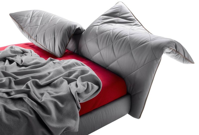 Lelit : Lit design flexible en cuir par Paola Navone chez Arrivetz Lyon