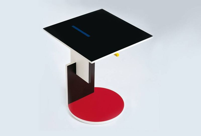 Petite Guéridon en bois laqué – Plateau hêtre teinté noir, couleurs rouge, blanc, bleu, jaune