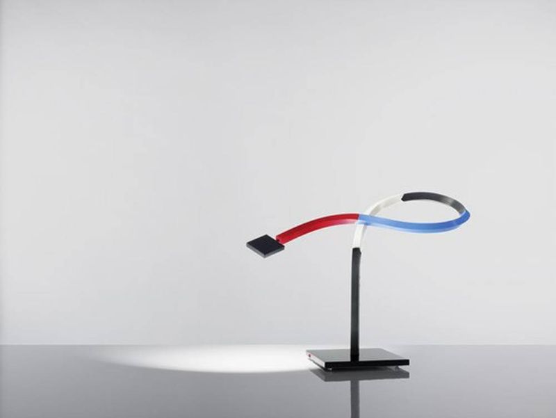 Lampe Zufall Ingo Maurer à Lyon - Design futuriste et flexible